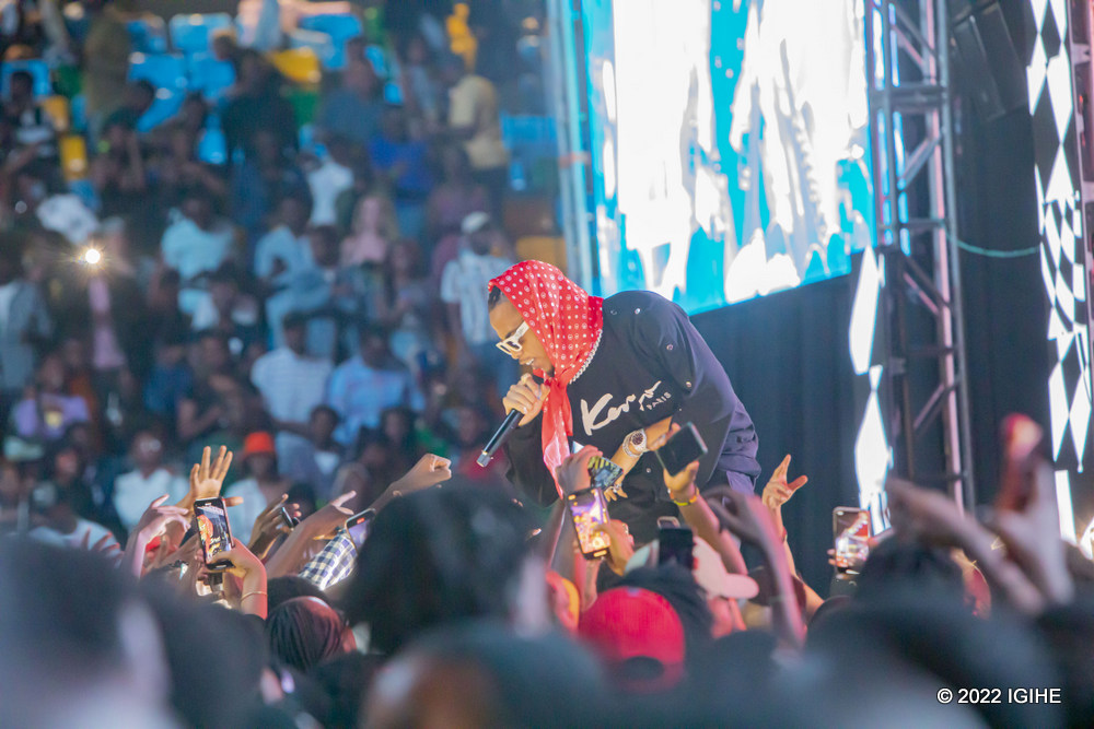 Tekno yageze ku rubyiniro yambaye ikiremba gitukura mu mutwe