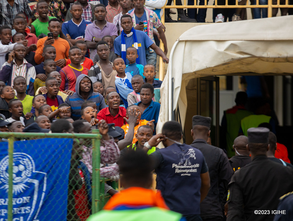 Abafana bari barakaye bavugirije induru abasifuzi basohoka mu kibuga