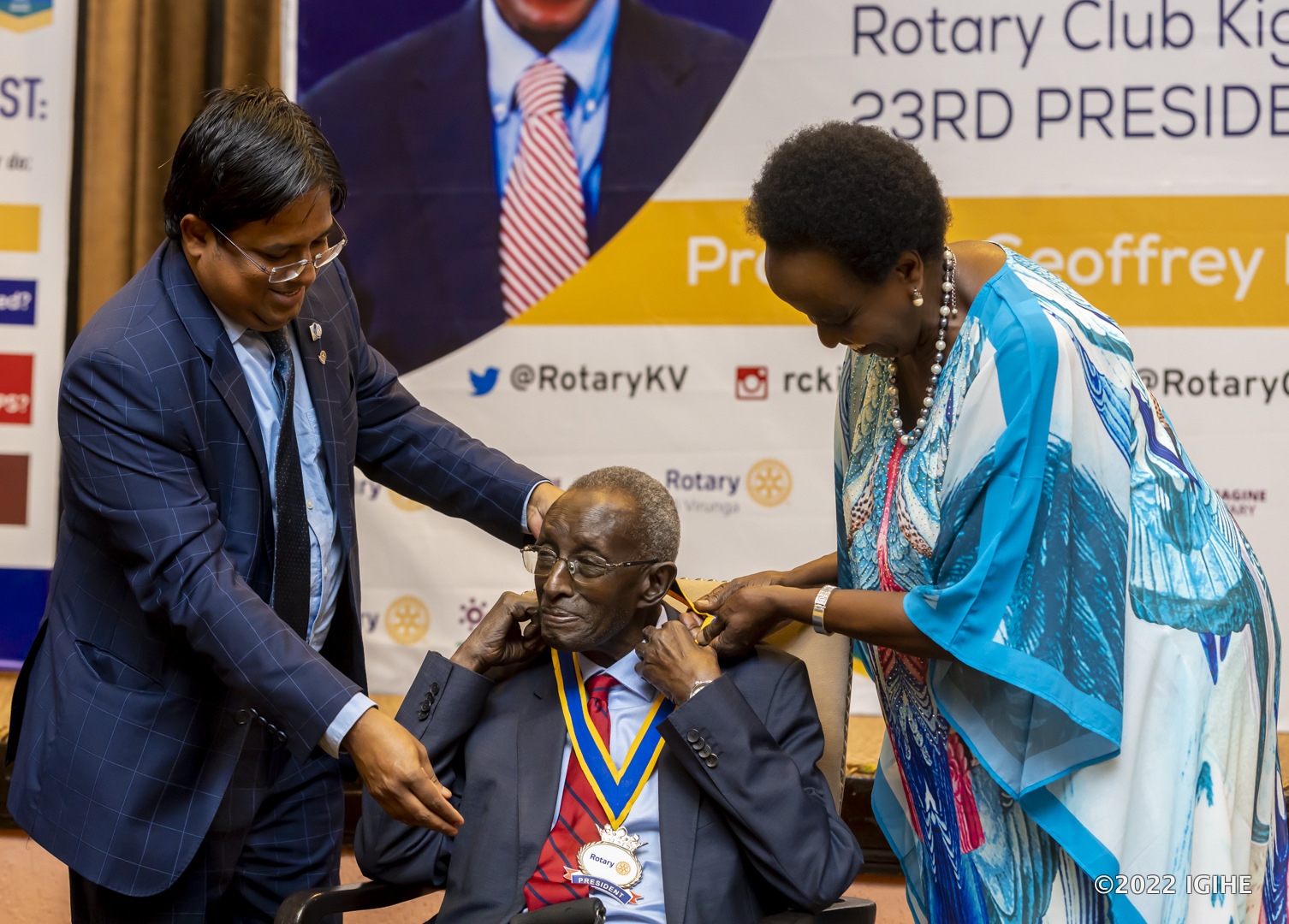 Suman Alla yafatanyije n'umugore wa Prof. Rugege bamwambika umudali