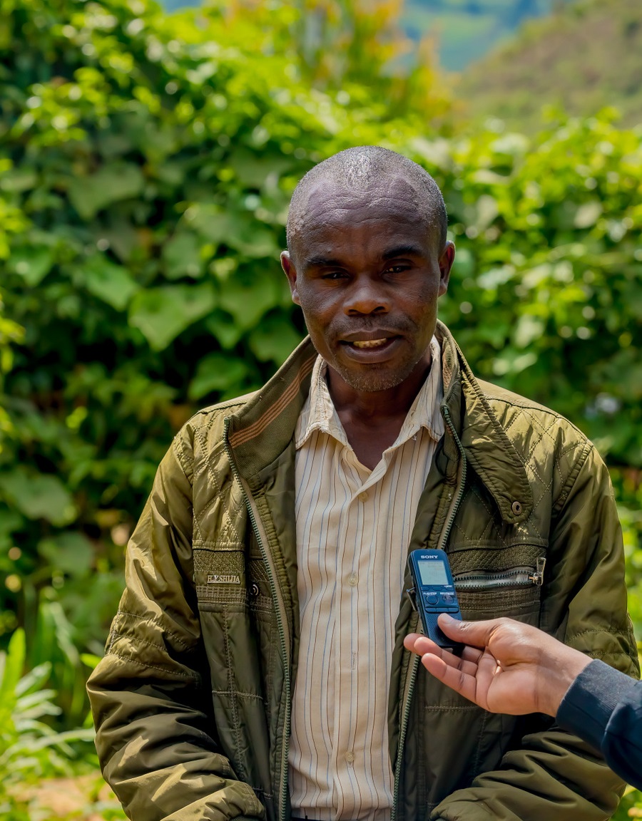 Ndengeye Antoine w’imyaka 51 amaze imyaka ibiri akoresha biogas ndetse yishimira ko yamworohereje ubuzima, ikanagabanya amafaranga byamutwaraga agura inkwi
