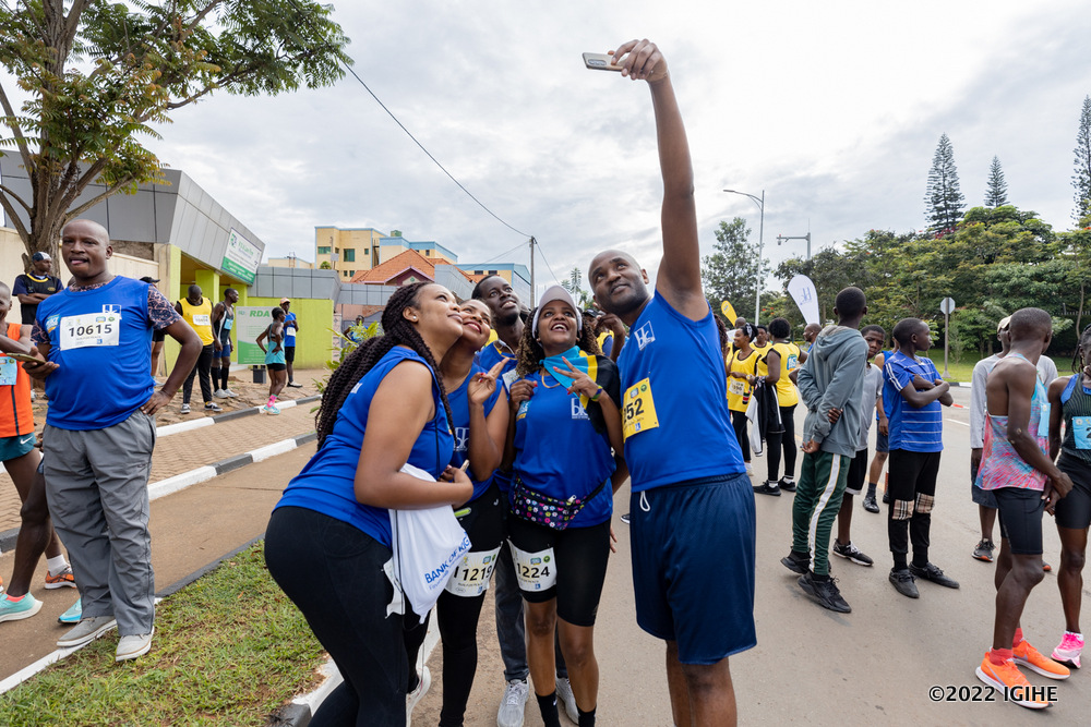 Bafashe agafoto ku rwibutso ngo bazibuke ibihe byiza bagiriye muri Kigali International Marathon