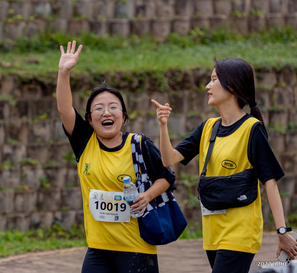 Bishimiye gufatwa amafoto y'urwibutso bari muri Kigali International Peace Marathon