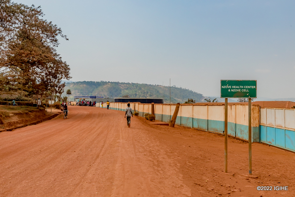 Abaturage bategereje uyu muhanda ko washyirwamo kaburimbo amaso ahera mu kirere