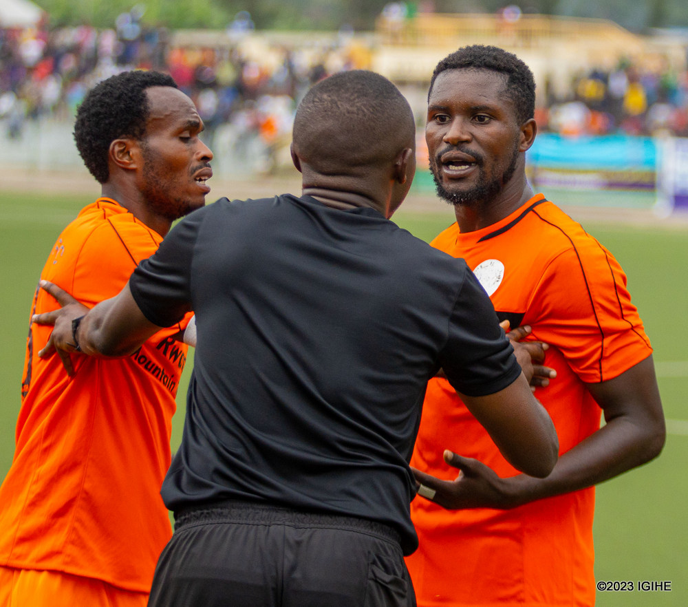 Abakinnyi ba Rutsiro FC basabaga umusifuzi ibisobanuro byinshi nyuma yo kudatanga penaliti nyamara bo babonaga ari yo