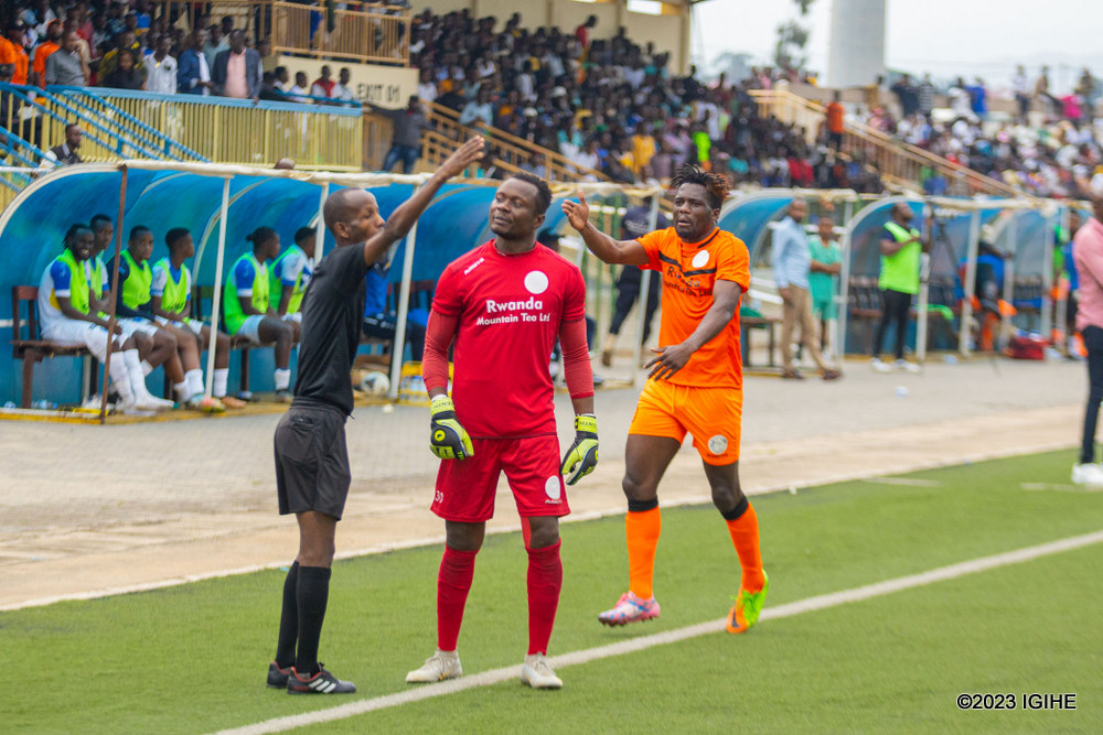 Umunyezamu Tchomba Musikila yutse inabi umusifuzi wa kane amubaza impamvu batabahaye penaliti