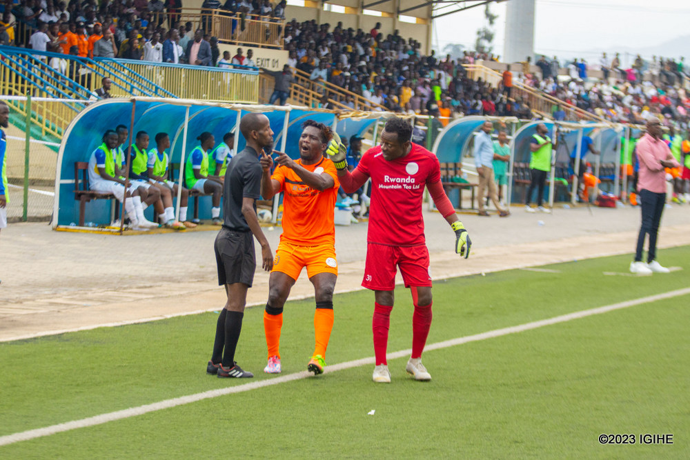 Yaba Umunyezamu Musikila ndetse na Rutahizamu Mumbere Malekidogo ba Rutsiro FC batunngaga intoki umusifuzi wa kane, ibi byose babikoreraga imbere y'Umunyamategeko, Umuyobozi w'amarushanwa akaba n'Umuvugizi wungirije wa FERWAFA, Karangwa Jules