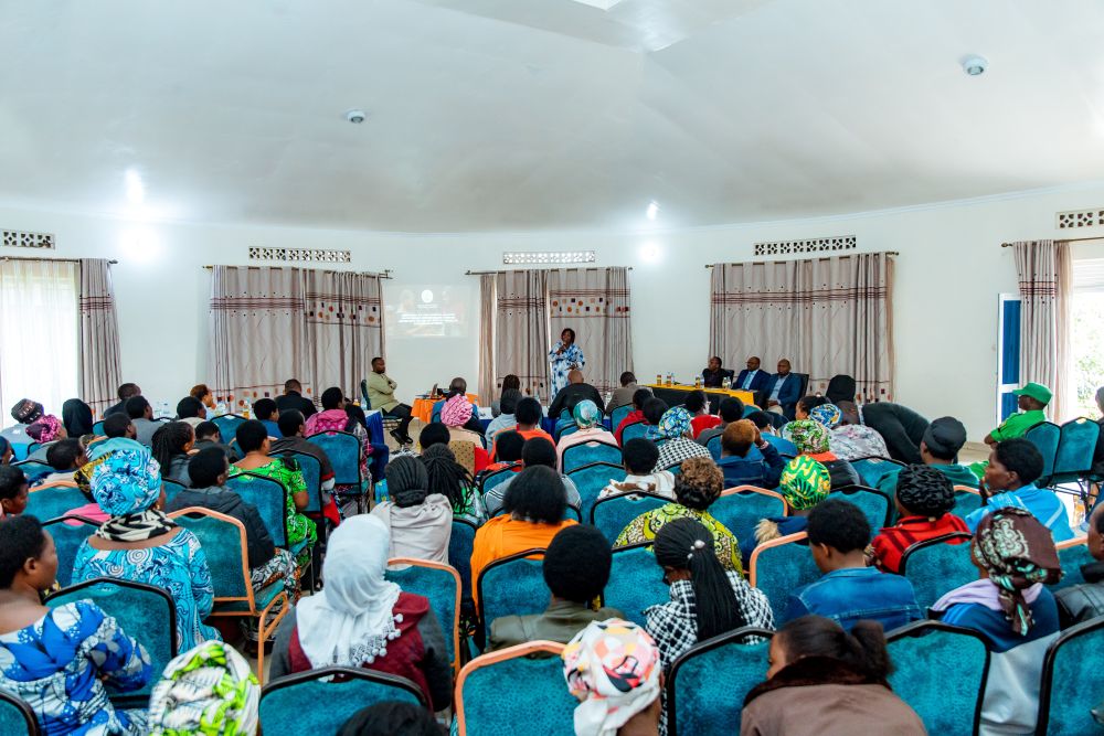 Abagore b'i Nyabihu beretswe ibyiza byo kwitabira serivisi z'imari