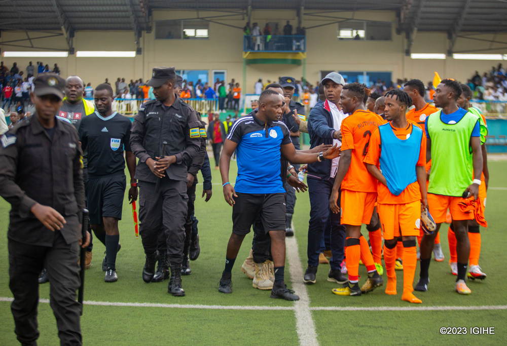 Abakinnyi ba Rutsiro FC bigijweyo ngo badasagarira abasifuzi