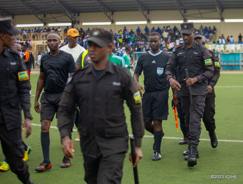 Umurindi w'abakinnyi ba Rutsiro FC ucogoye abashinzwe umutekano baherekeje abasifuzi bajya mu rwambariro