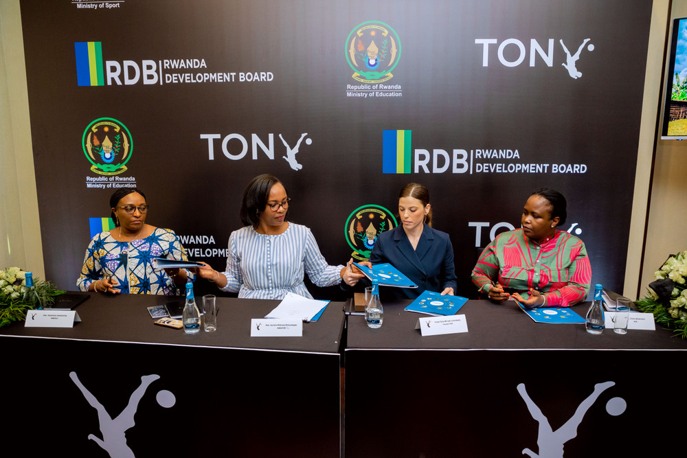 Minisitiri w’Uburezi, Dr Uwamariya Valentine; Minisitiri wa Siporo, Munyangaju Aurore Mimosa; Umuyobozi wa Tony Football Excellence Programme, Yonat Tony Miriam Listenberg n'Umuyobozi w’Urwego rw’Igihugu rw’Iterambere (RDB), Clare Akamanzi mu isinywa ry'amasezerano ateza imbere siporo mu mashuri