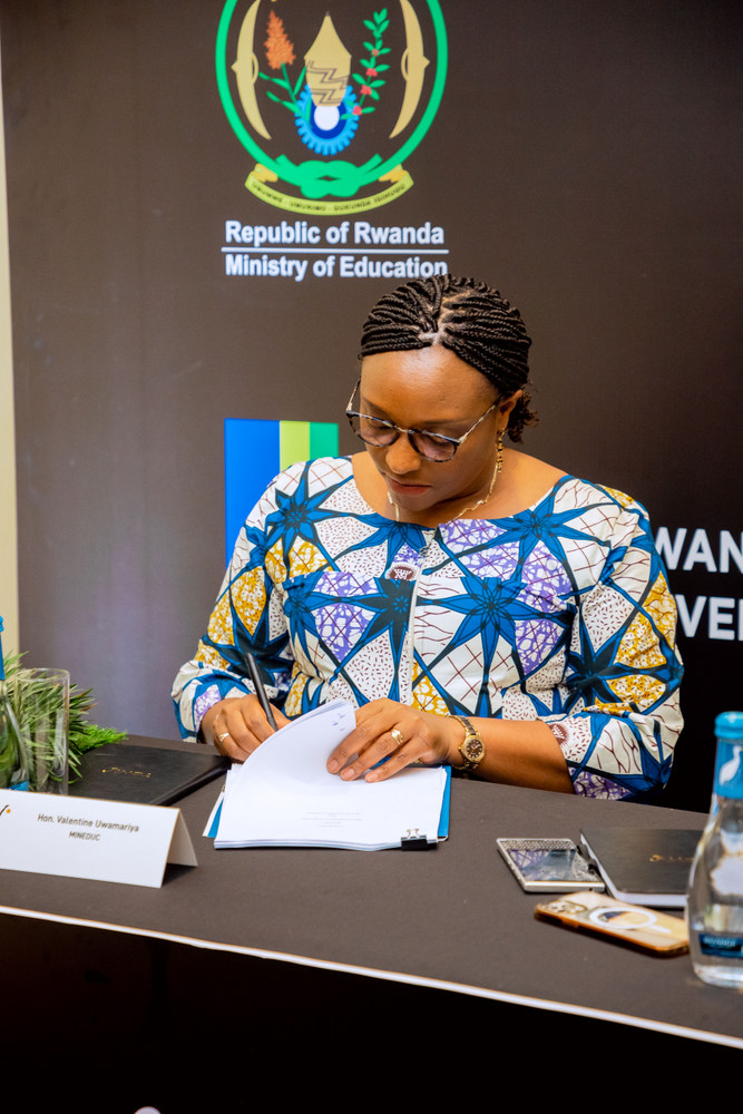 Minisitiri w’Uburezi, Dr Uwamariya Valentine, ari mu bayobozi bashyize umukono ku masezerano hagati y'u Rwanda na Tony Football Excellence Programme