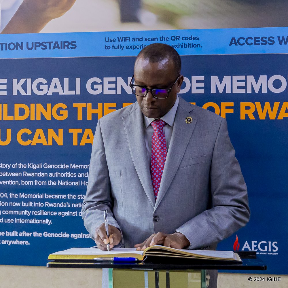 Minisitiri w’Ubumwe bw’Abanyarwanda n’Inshingano Mboneragihugu, Dr. Bizimana Jean Damascène yasinye mu gitabo cy'abashyitsi