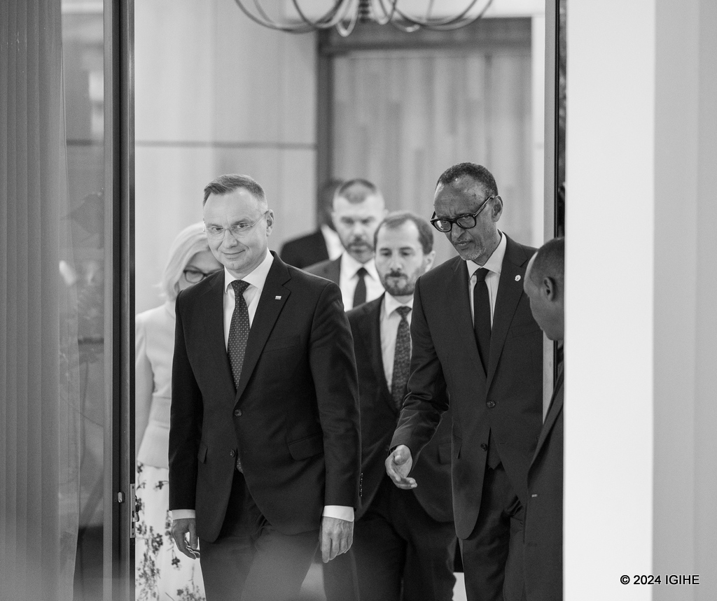 Perezida Kagame na mugenzi we Duda ubwo basohokaga mu cyumba nyuma y'ibiganiro bagiranye mu muhezo