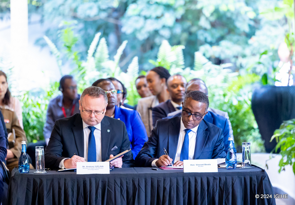 Umunyamabanga wa Leta muri Minisiteri y'Ububanyi n'Amahanga muri Pologne, Andrzej Szejna na Minisitiri w'Ububanyi n'Amahanga w'u Rwanda, Dr Vincent Biruta, basinya amasezerano y'imikoranire hagati y'impande zombi