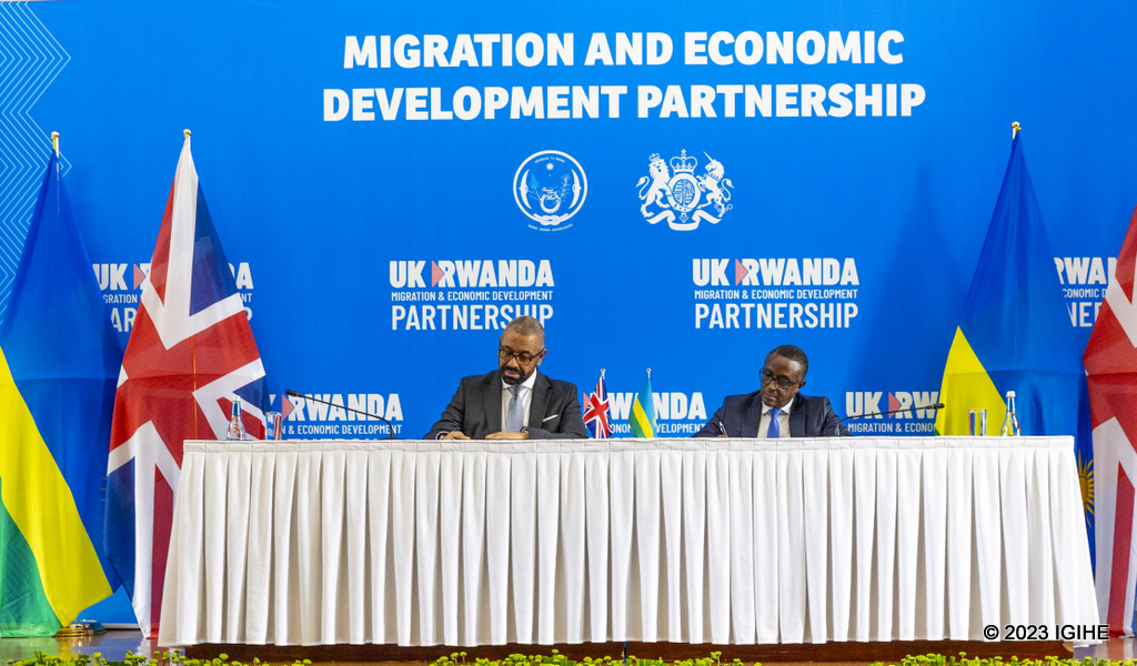 Minisitiri w’Umutekano mu Bwongereza, James Cleverly na Minisitiri w’Ububanyi n’Amahanga w’u Rwanda, Dr Vincent Biruta, bashyira umukono ku masezerano