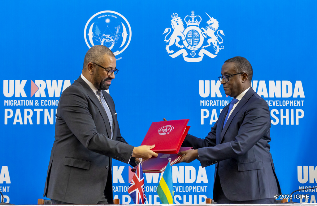 Nyuma yo gusinywa, agomba kwemezwa n'Inteko Ishinga Amategeko mu Bwongereza