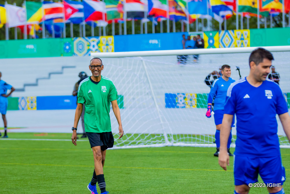 Perezida Kagame yishimiye kongera guconga kuri ruhago nyuma y'igihe kirekire