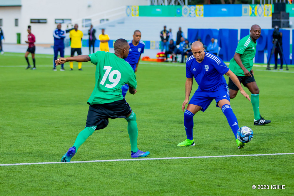 Umunya-Maroc, Houssine Kharja wakiniraga FIFA agerageza gucenga Ngabo Albert wakiniye APR FC n'Ikipe y'Igihugu Amavubi