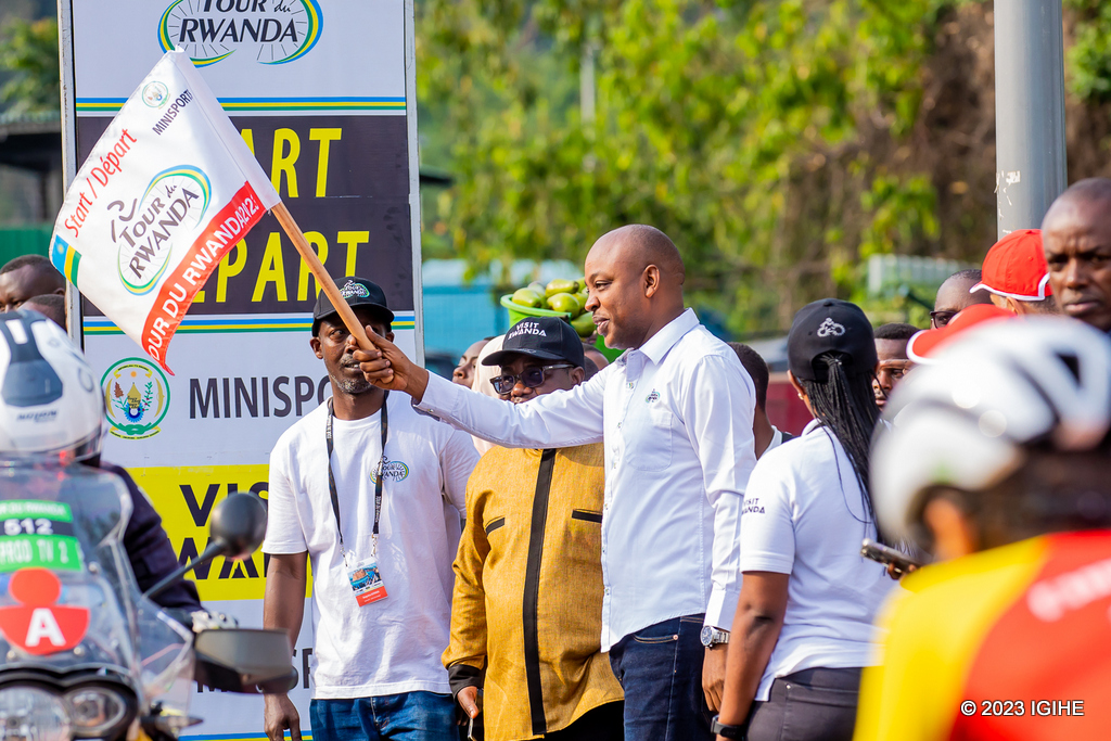 Perezida wa FERWACY, Murenzi Abdallah, ari kumwe na Guverineri w'Intara y'Iburengerazuba, Habitegeko François, ubwo hatangizwaga Agace ka Rubavu-Gicumbi ku wa 24 Gashyantare