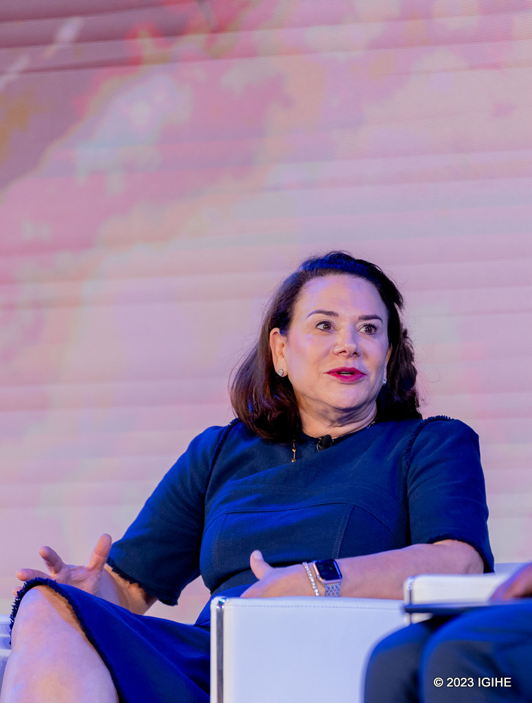 Umuyobozi Mukuru muri Microsoft, Julie Shainock, ari mu batanze ikiganiro