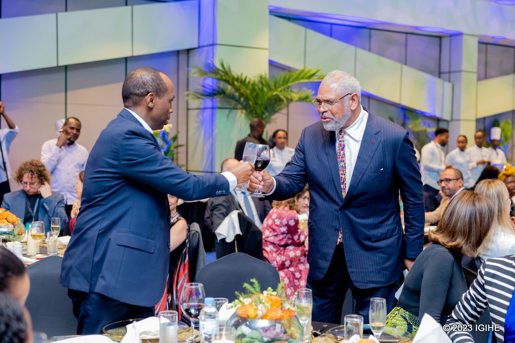 Umuyobozi w’Urwego rw’Igihugu rw’Iterambere, RDB, Gatare Francis yakira ku meza Umuyobozi w’Inama y’Ubutegetsi ya WTTC, Arnold Donald