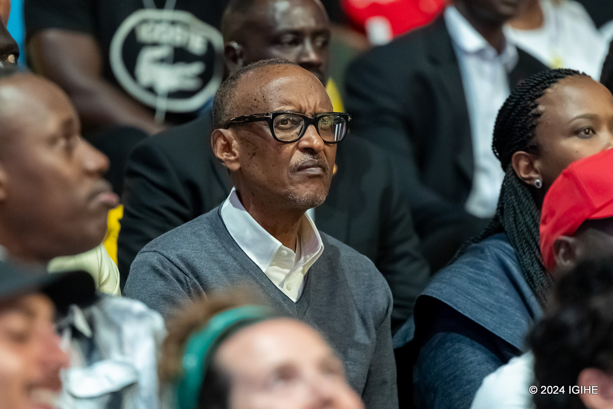 Mu mukino wa kabiri, Perezida Kagame yamanutse yicara mu bafana