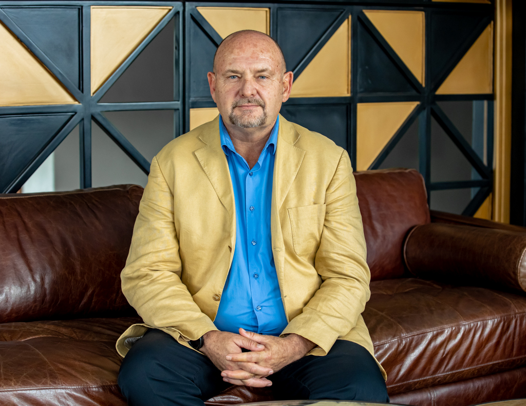 Lance Hurly ni we muyobozi mukuru wa Mythos Boutique Hotel