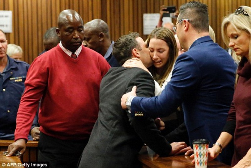 Aimee Pistorius asezera kuri musaza we
