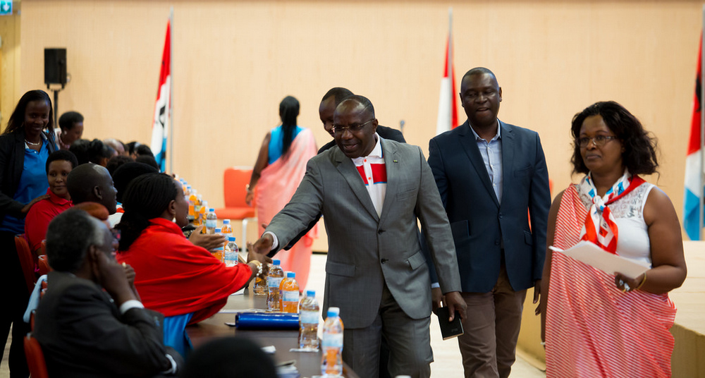 Dr Pierre Damien Habumuremyi uyobora Urwego rw'Igihugu rushinzwe Intwari, Imidari n'Impeta z'ishimwe asuhuza abitabiriye iyi nama