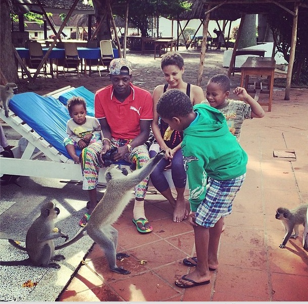 Chameleone n'umuryango we ngo baba batameranye neza kubera ko yaba yararyamanye n'umwe mu bakobwa bamubyinira .