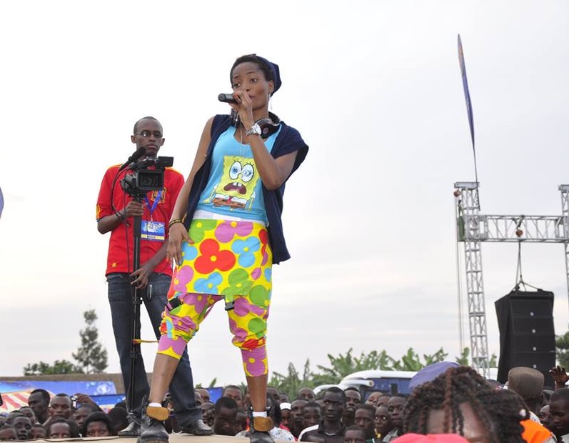Uyu mukobwa arasaba abafana n'umuryango we imbabazi ku bw'amagambo aherutse kuvugira kuri Radiyo Salus .