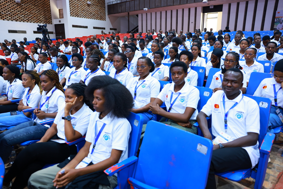 Abanyeshuri 500 bafashwa na  Mastercard Foundation biga muri UR bari mu mwiherero uzamara icyumweru