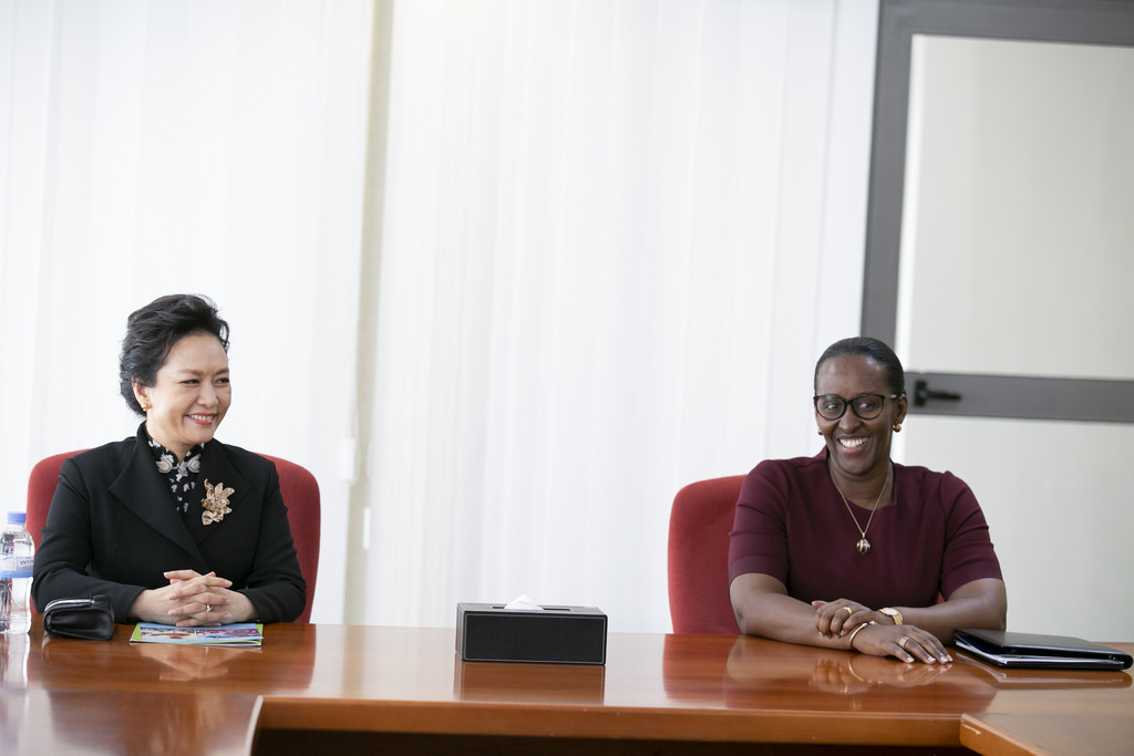 Madamu Jeannette Kagame yasangije Madamu Liyuan uruhare rwa Imbuto Foundation mu iterambere ry’Abanyarwanda