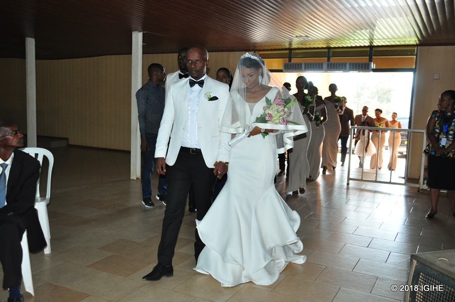 Burabyo Ghislain na Miss Muhikira Irene ubwo binjiraga mu rusengero bajya gusezerana