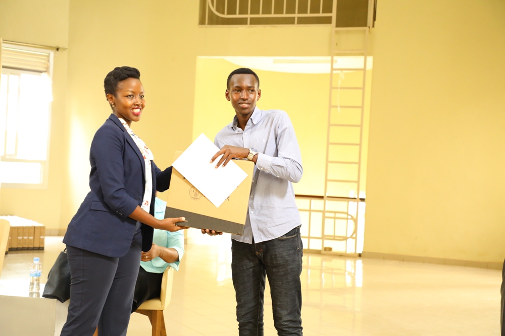 Minisitiri Ingabire Paula ashyikiriza umunyeshuri wa Kaminuza y'u Rwanda mudasobwa