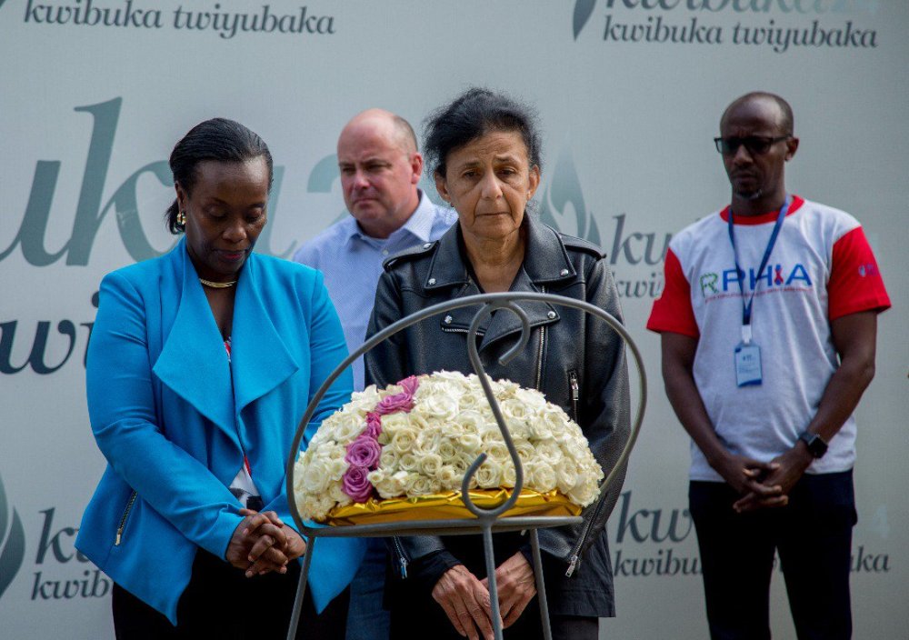 Minisitiri w'ubuzima Dr Gashumba Diane (ibumoso) yunamiye inzirakarengane za Jenoside yakorewe Abatutsi