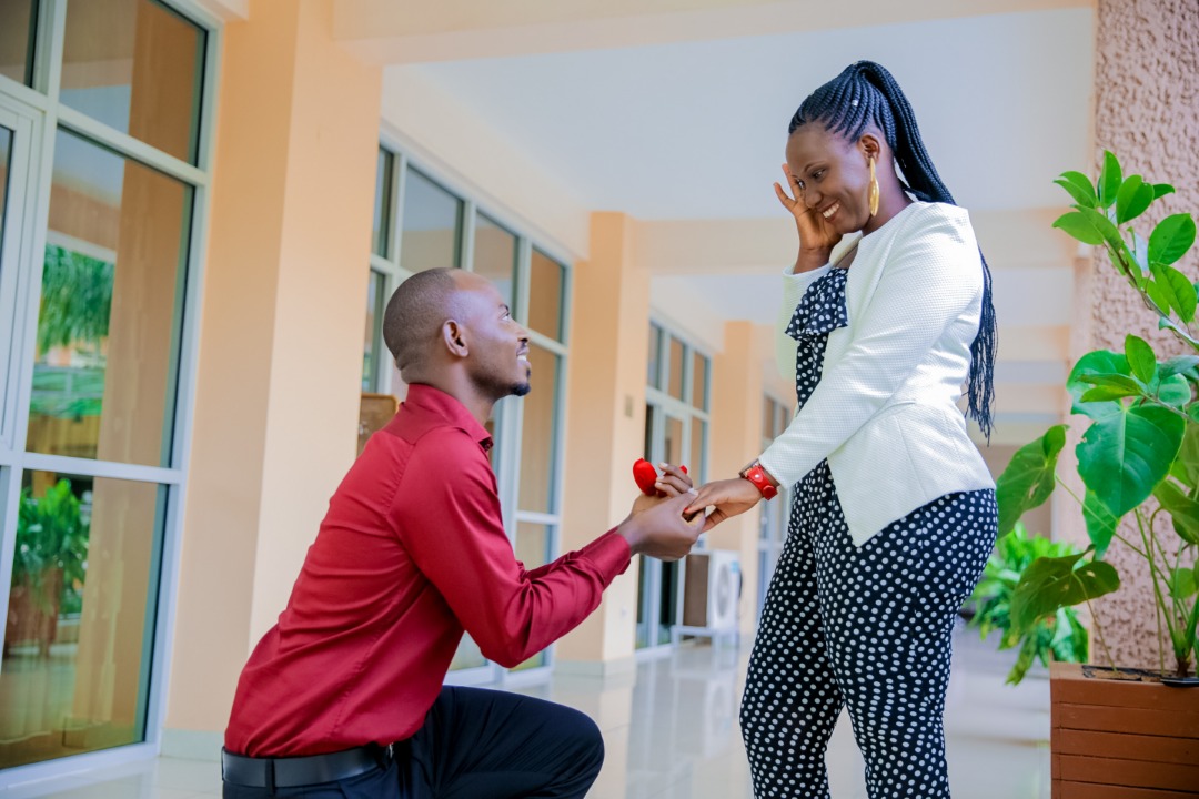 Ibyishimo byari byasaze Kubwimana ubwo yambikwaga impeta n'umukunzi we