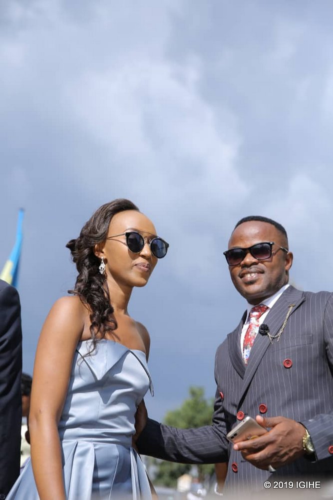 Mike Karangwa na Isimbi bari bakeye ku maso ubwo bajyaga gusezerana mu Murenge