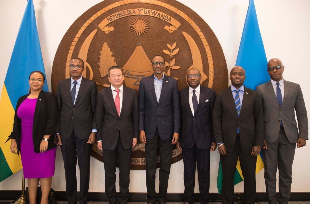 Ifoto y'urwibutso nyuma y'uko Perezida Kagame yakiriye Huang
