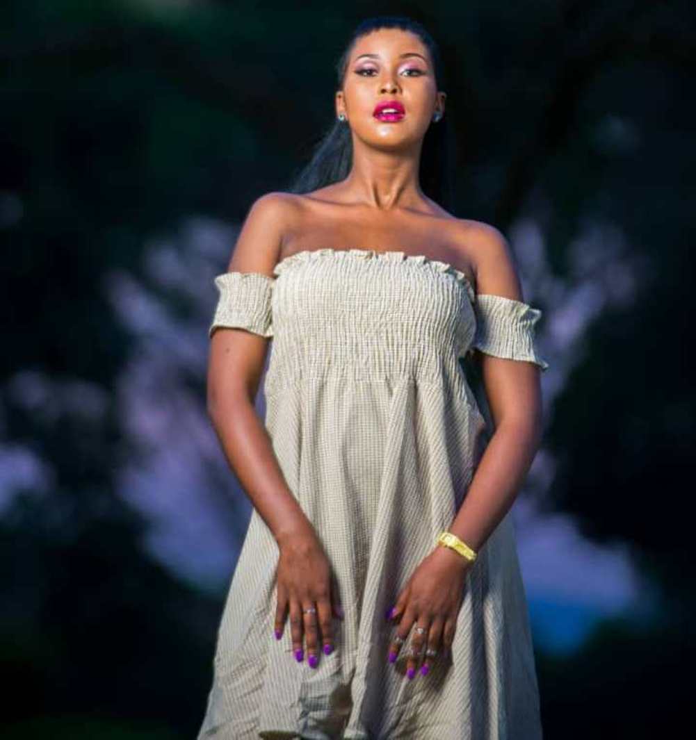 Murumuna wa Liza Kamikazi Ustha Ituze yatangiye gusubiramo indirimbo z'abahanzi bo ha mbere