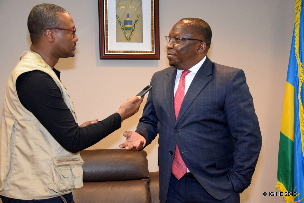 Ambasaderi Rugira mu kiganiro n'umunyamakuru wa IGIHE