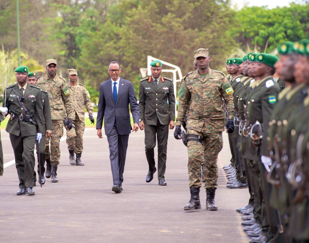 Perezida Paul Kagame n’Umugaba Mukuru w'Ingabo, Gen Jean Bosco Kazura ubwo bageraga ahabereye ibirori byo gutanga amapeti ya Sous Lieutenant mu Ishuri rya Gisirikare i Gako