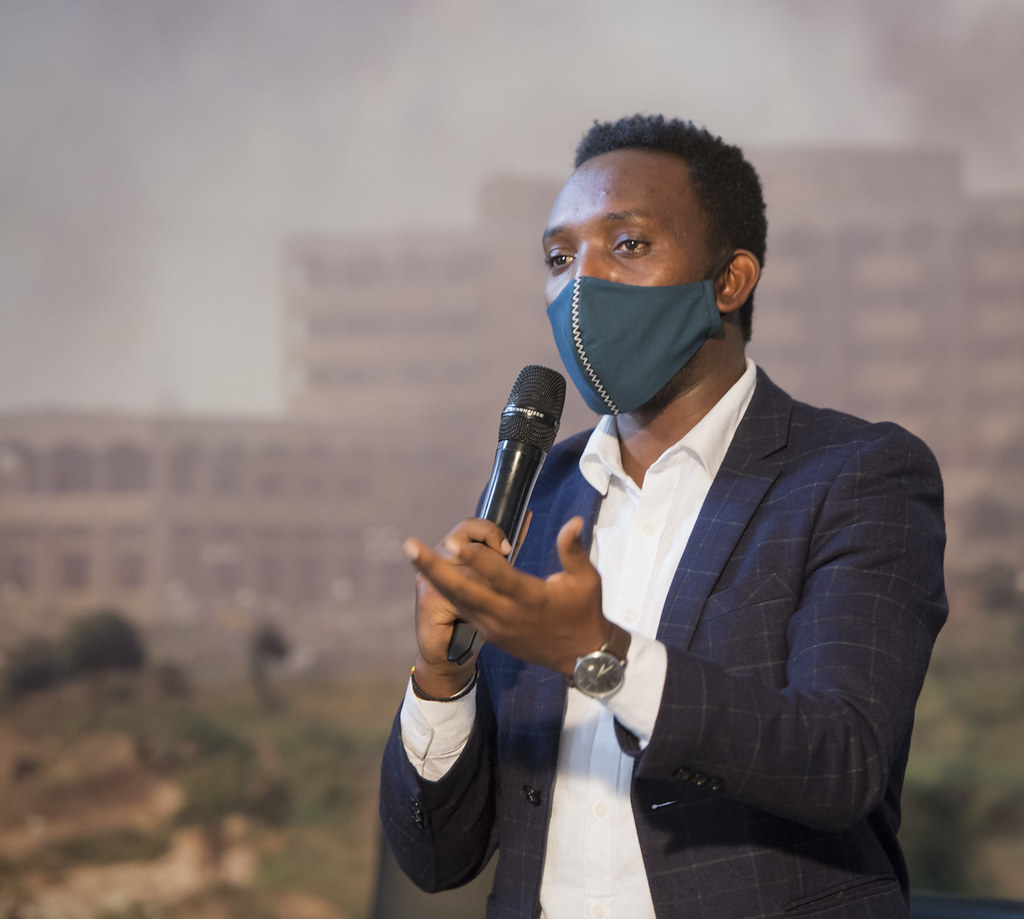 Umunyamakuru akaba n'Umunyarwenya, Arthur Nkusi, abaza ikibazo Umukuru w'Igihugu