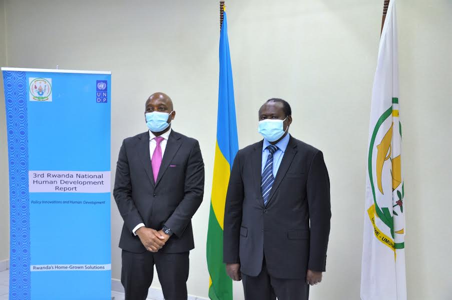 Minisitiri w'Imari n'Igenamigambi, Dr Uzziel Ndagijimana, ari kumwe n'Umuyobozi wa UNDP, Maxwell Gomera, aho bari bitabiriye umuhango wo kumurika raporo igaragaraza uburyo u Rwanda rukomeje kwifashishije ikoranabuhanga mu kubaka iterambere rirambye