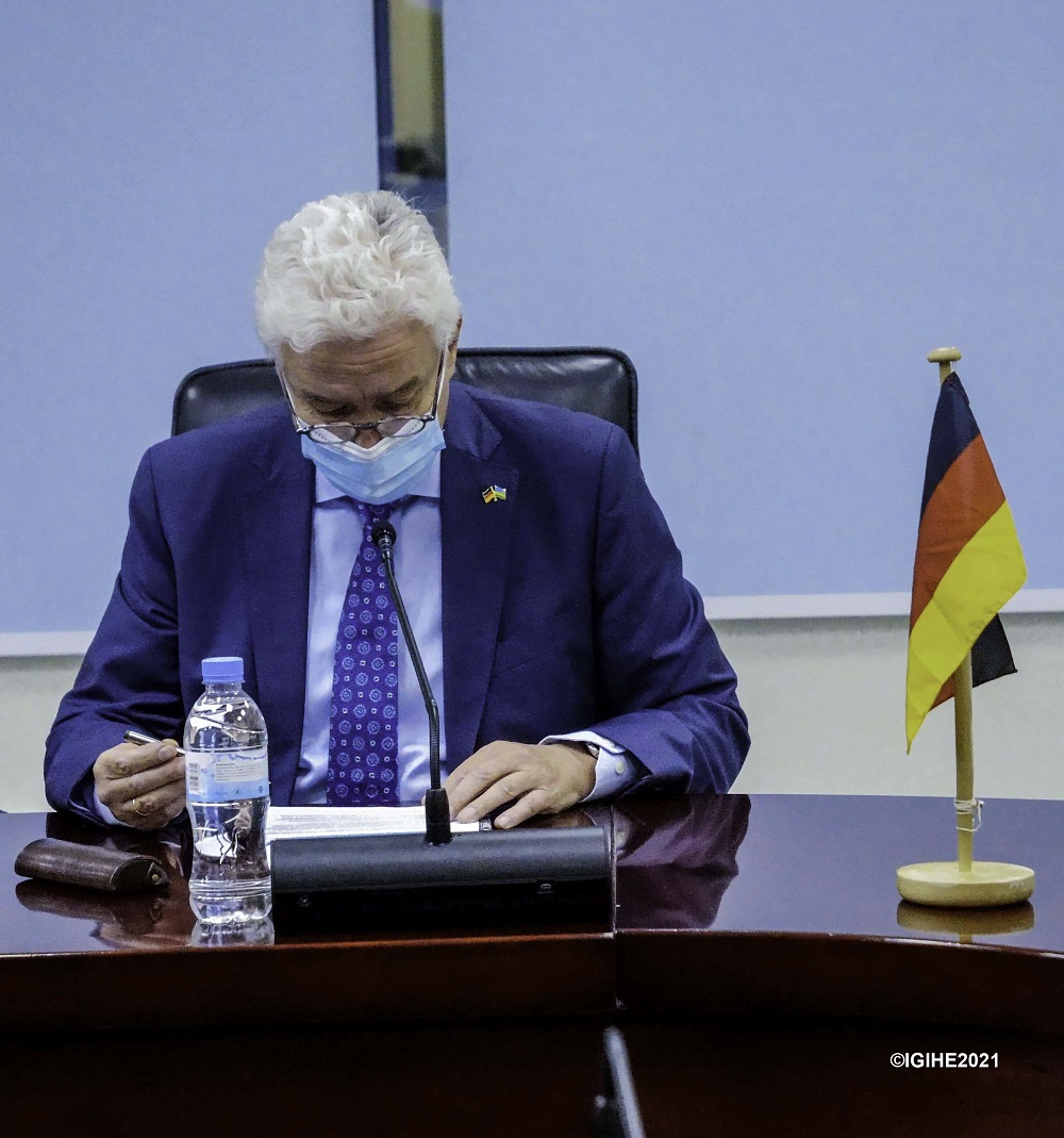 Ambasaderi w'u Budage mu Rwanda, Dr. Thomas Kurz ashyira umukono kuri aya masezerano