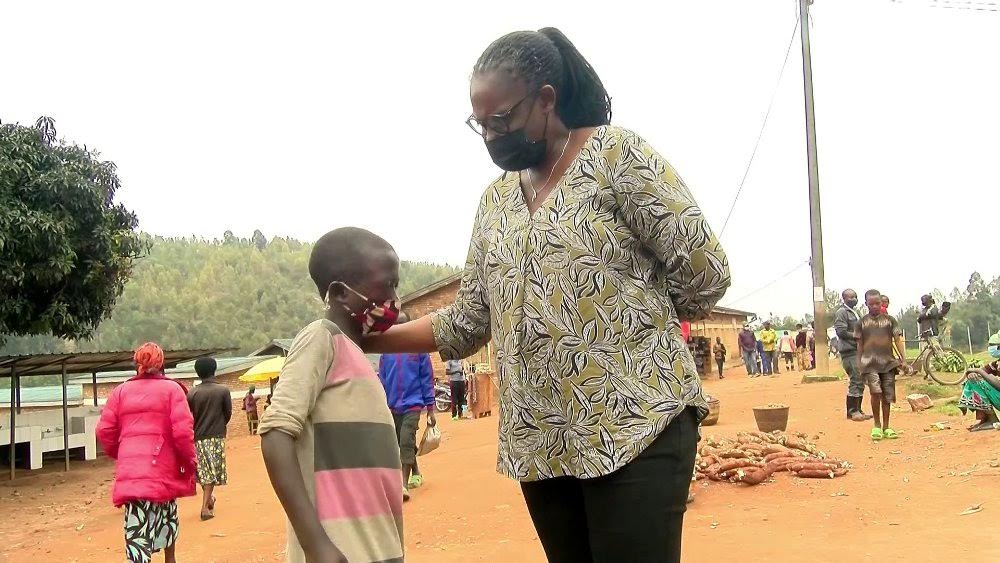 Ubuyobozi bw'Akarere ka Huye bwatangiye gusura imiryango ifite abana batarasubira mu ishuri kugira ngo bashishikarizwe kurisubiramo