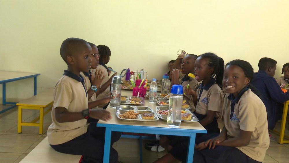 Leta yashyize imbaraga mu bikorwa byo kugaburira abana ku mashuri mu rwego rwo gukuraho imbogamizi zituma bava mu ishuri