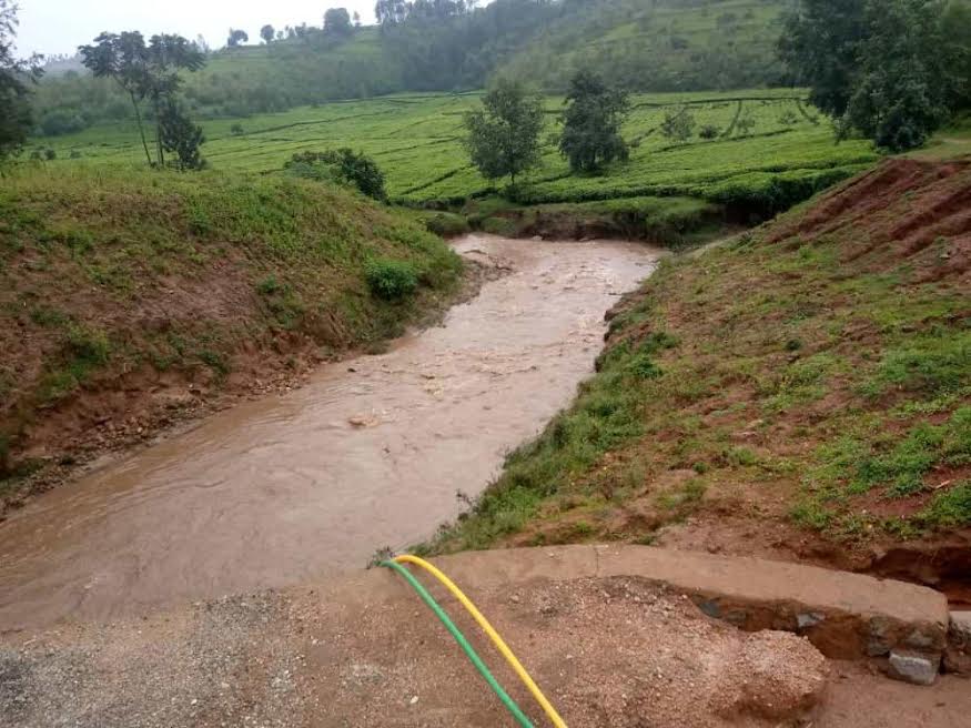 Umugore yaguye mu mugezi avuye gusoroma icyayi