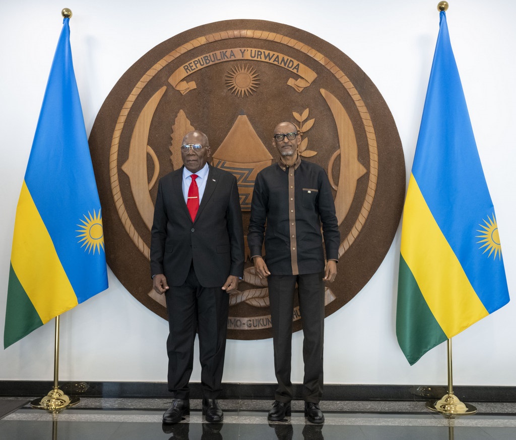 Perezida Paul Kagame yakiriye Visi Perezida wa Cuba, Salvador Valdés Mesa, muri Village Urugwiro