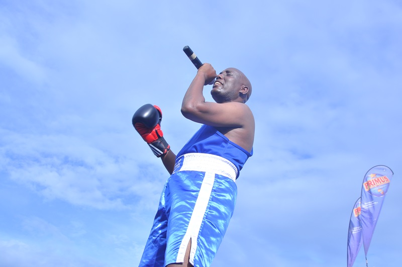 Mu Ruhango yaririmbye yambaye nk'umuteramakofe